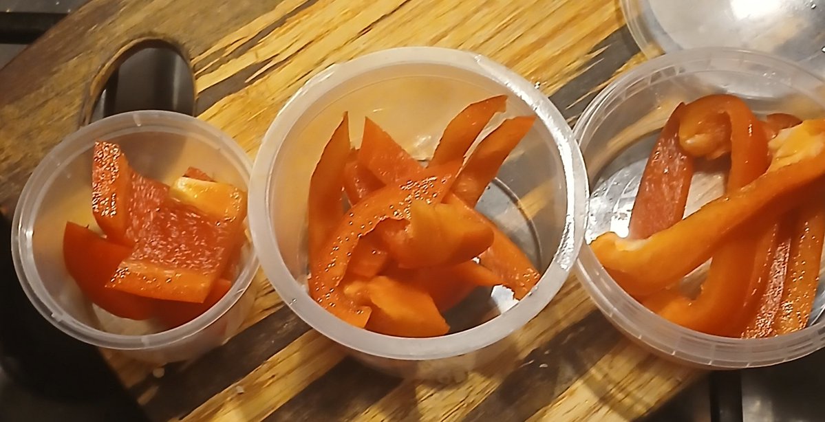 SBarrettBar's tweet image. Getting everything ready for tomorrow. I like Small Person to have 5 a day
Small now likes consistency. So this is breakfast, break and lunch (although lunch has raisins and tea will vary)
When they make my Headstone, I want it to just say:
Dad
And happy maker of lunchboxes