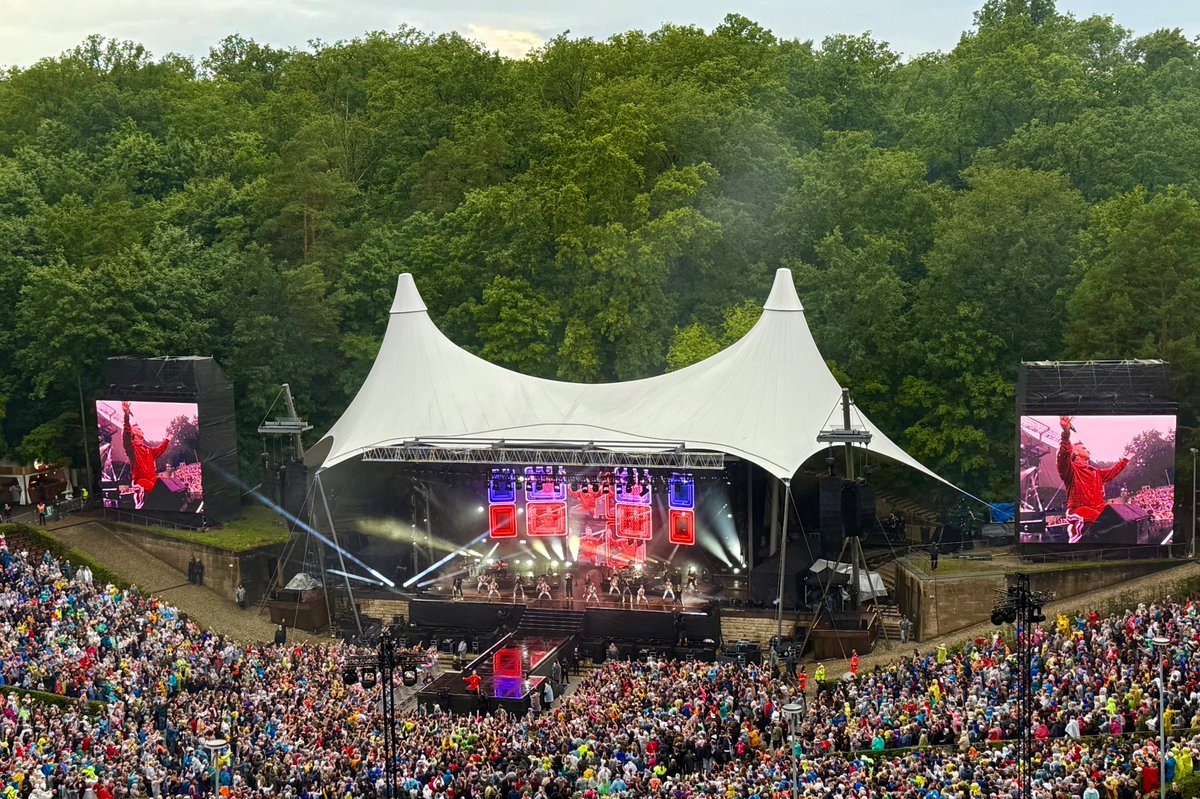 twitkalk's tweet image. Er kann's halt immer noch!
@robbiewilliams #Live #Berlin #Waldbühne #Dienstag
Ab Konzertstart ohne Regen mit Mega-Show, Superstimmung und einem bestens aufgelegten Robbie!
Er ist und bleibt einfach einer der besten Entertainer der Erde! ❤️
#RobSupreme #FantasticShow