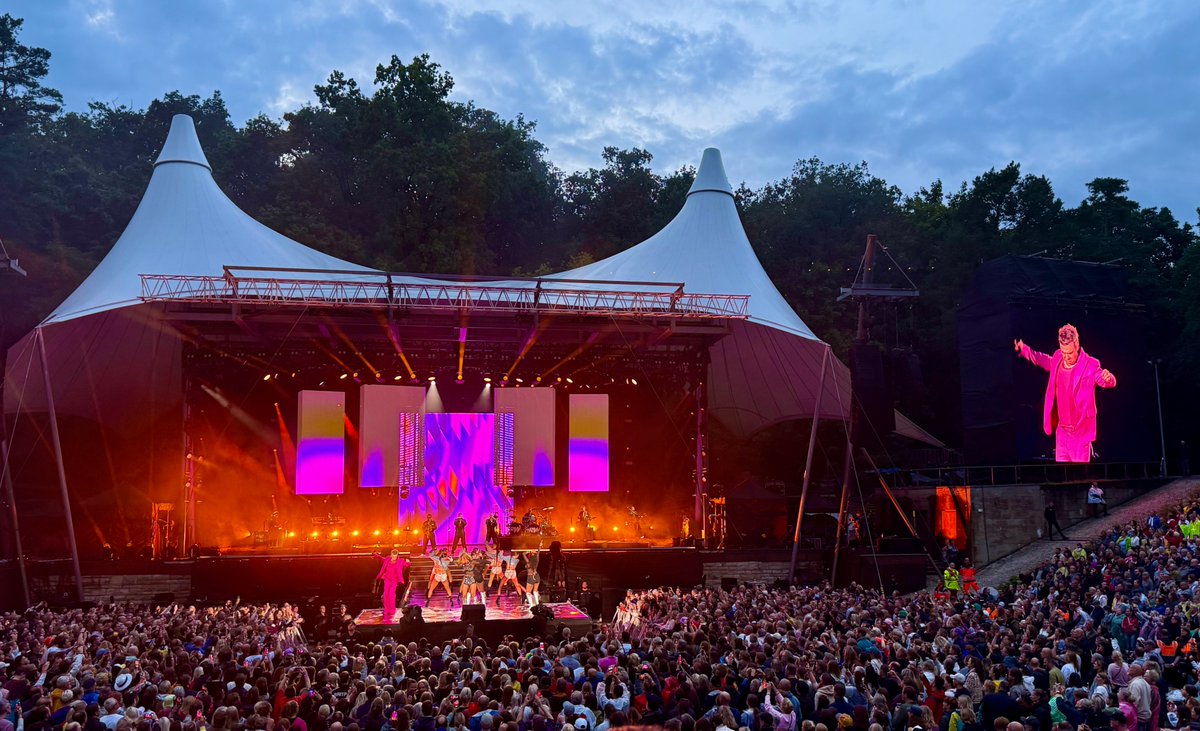 twitkalk's tweet image. Er kann's halt immer noch!
@robbiewilliams #Live #Berlin #Waldbühne #Dienstag
Ab Konzertstart ohne Regen mit Mega-Show, Superstimmung und einem bestens aufgelegten Robbie!
Er ist und bleibt einfach einer der besten Entertainer der Erde! ❤️
#RobSupreme #FantasticShow