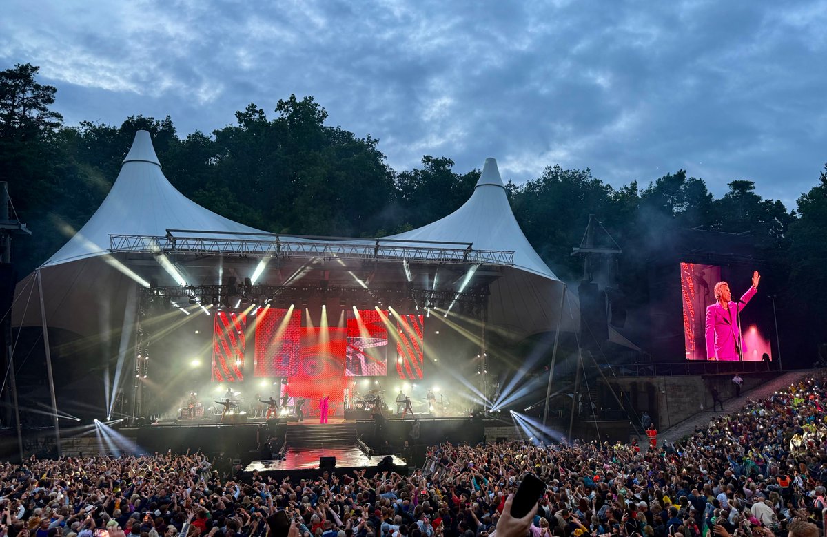 twitkalk's tweet image. Er kann's halt immer noch!
@robbiewilliams #Live #Berlin #Waldbühne #Dienstag
Ab Konzertstart ohne Regen mit Mega-Show, Superstimmung und einem bestens aufgelegten Robbie!
Er ist und bleibt einfach einer der besten Entertainer der Erde! ❤️
#RobSupreme #FantasticShow