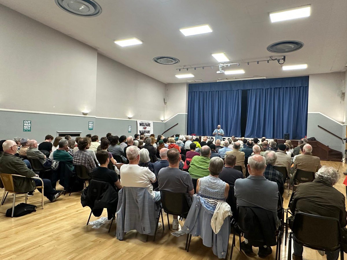 Jonathon_Shafi's tweet image. Packed @GlasgowStopWar meeting tonight with speakers including @andrewfeinstein and the great Stephen Kapos. A real determination in the room to redouble our solidarity efforts with Gaza and to defend civil liberties at home.