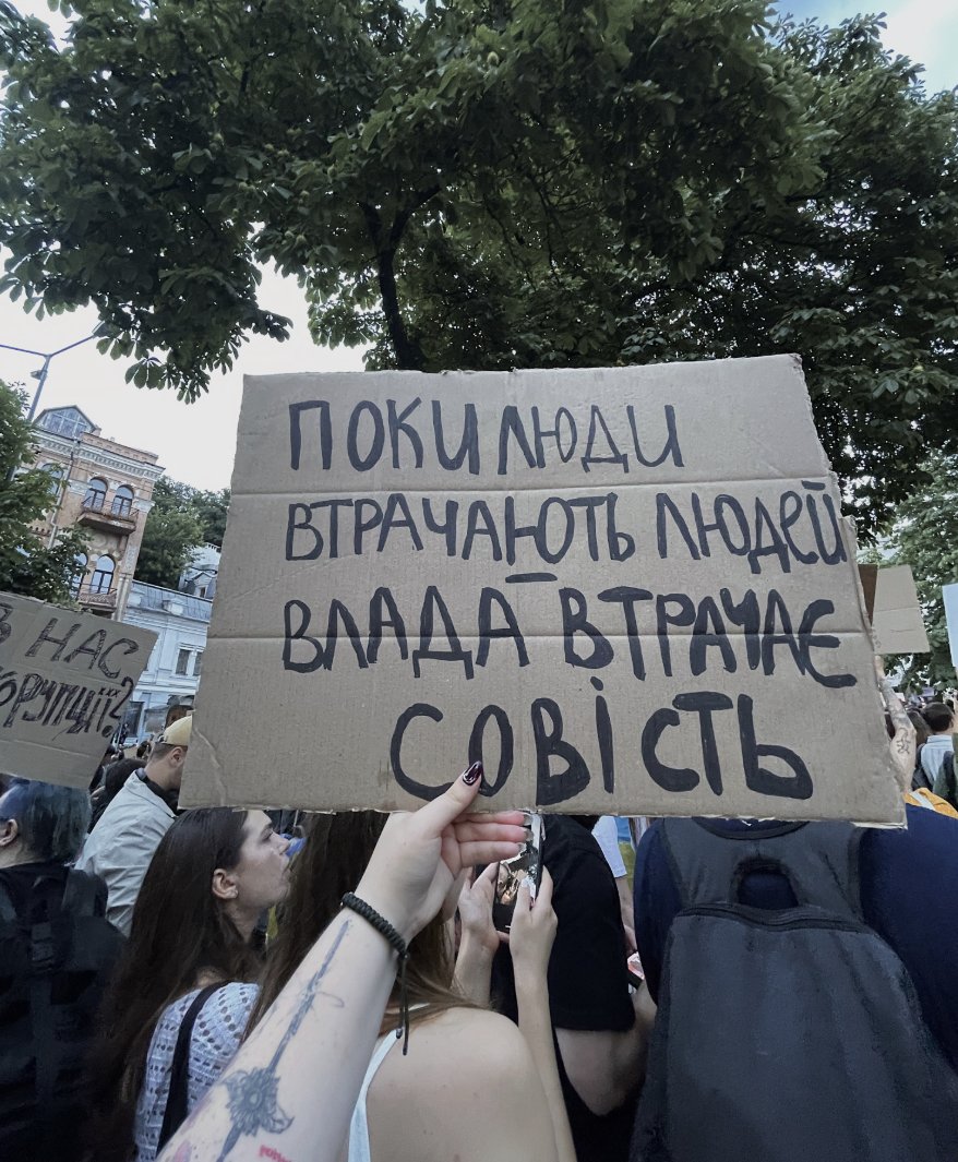 DevanaUkraine's tweet image. While people are losing people, the government is losing its conscience.