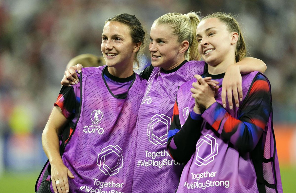 Mariano73178345's tweet image. Alessia Russo, Niamh Charles and Lotte at the end of the match 📸🫂🫶🥹🤩💜