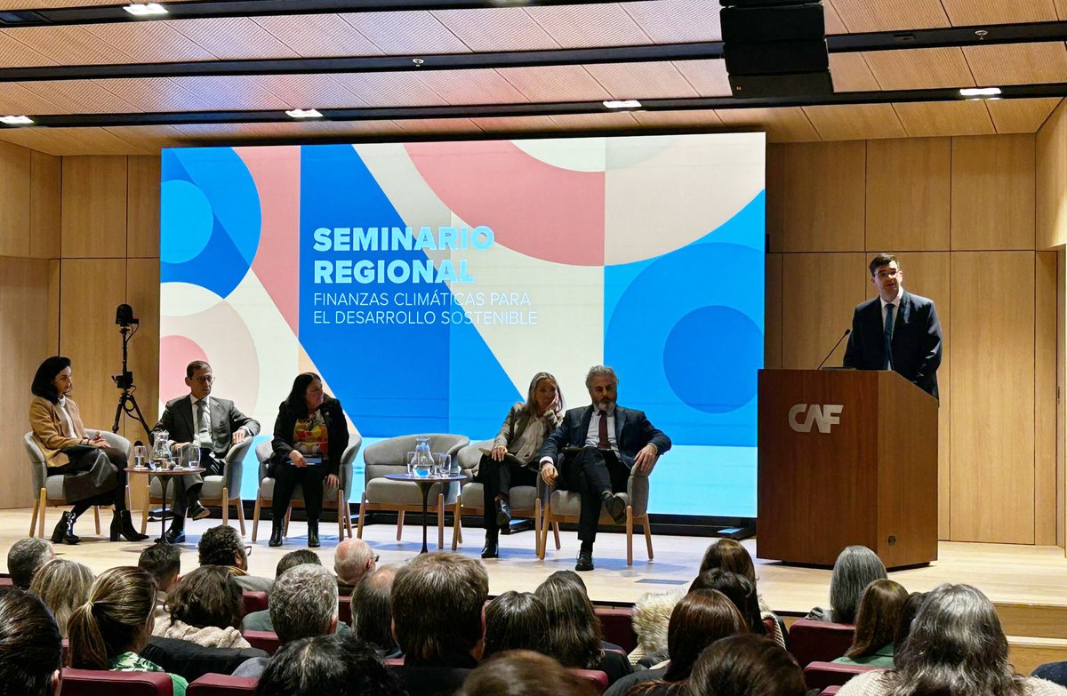 Más de 100 referentes del sector financiero, público y privado participaron hoy en Seminario Regional de Finanzas Climáticas, que organizamos con <a href="/mef_Uruguay/">Economía y Finanzas</a>, <a href="/MAmbienteuy/">Ministerio de Ambiente</a>, <a href="/AuciUruguay/">AUCI Uruguay🇺🇾</a> y <a href="/BancoCentral_Uy/">Banco Central del Uruguay (BCU)</a>, con apoyo de <a href="/AgendaCAF/">CAF</a>.

1 objetivo común: una transición verde y justa.