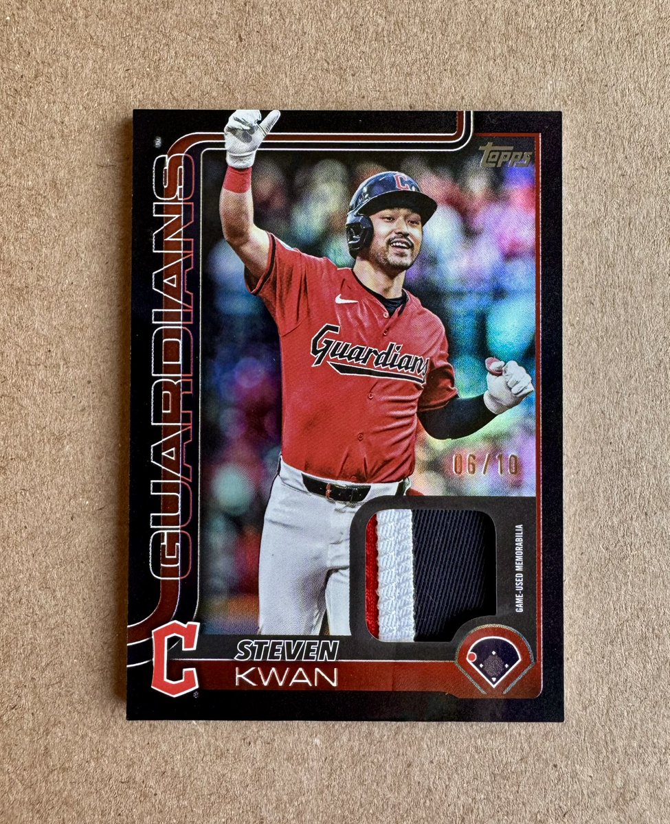 mikbaer's tweet image. added the black foil relic /10 to match my red foil relic /5
let me know if you see the Steven Kwan 1/1 foilfractor relic 🤩