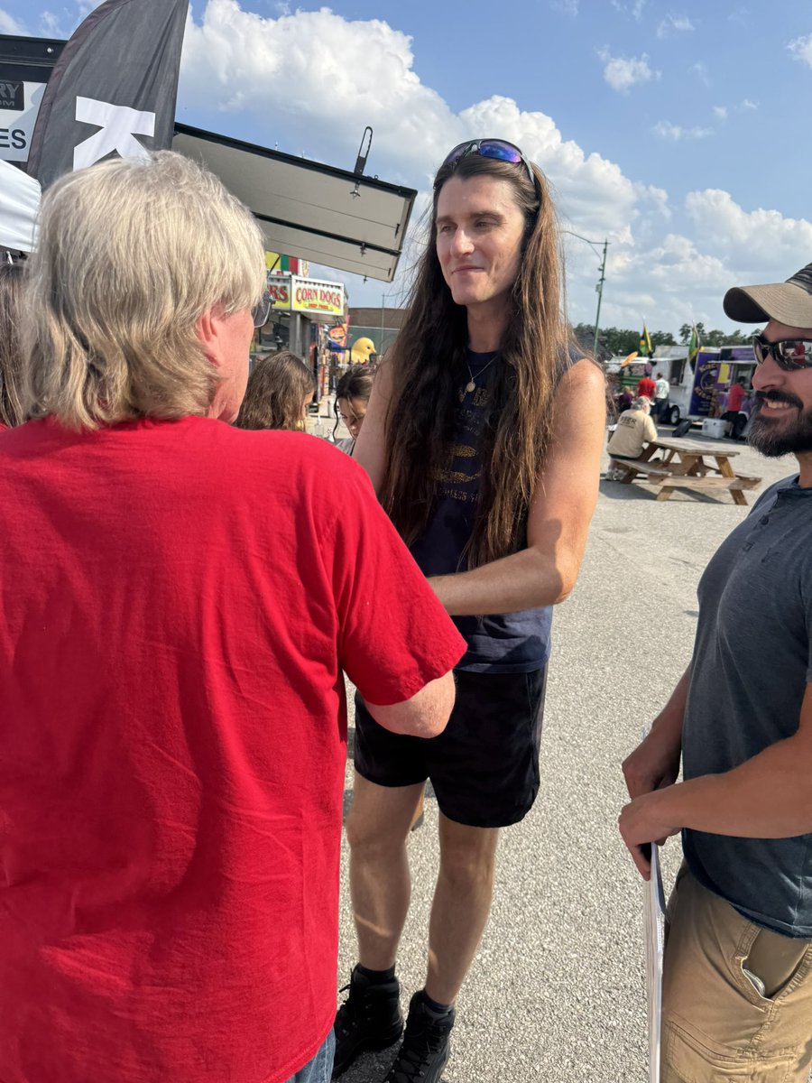 ScottPresler's tweet photo. My name is Scott Presler. 

I started off as a dog walker. 

Then, I organized a trash cleanup in Baltimore.

Now, I founded the organization @EarlyVoteAction 

&amp; my personal mission is to help flip Pennsylvania 🟦🔜🟥. 

I’m dedicating my life to this cause. 

Game on. https://t.co/D65N4aLKuN