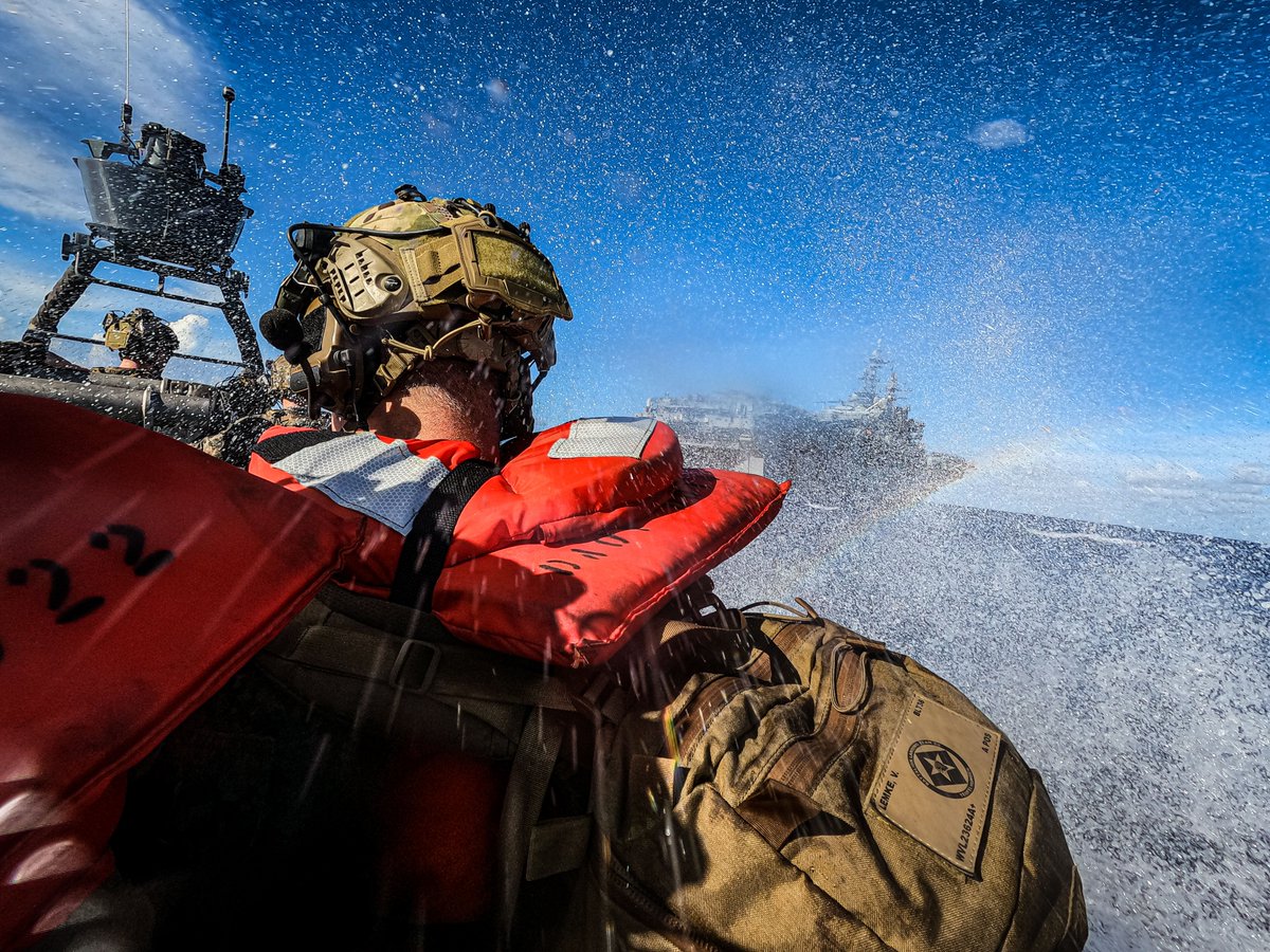 22nd_MEU's tweet image. 🤏🛥️
@USMC with #BLT36, #22ndMEUSOC transport Marines on an 11-Meter Naval Special Warfare boat to the Wasp-class amphibious assault ship @USSIwoJima, Iwo Jima Amphibious Ready Group, during #COMPTUEX, while underway in the Atlantic Ocean.
📸 by Sgt. Nathan Mitchell