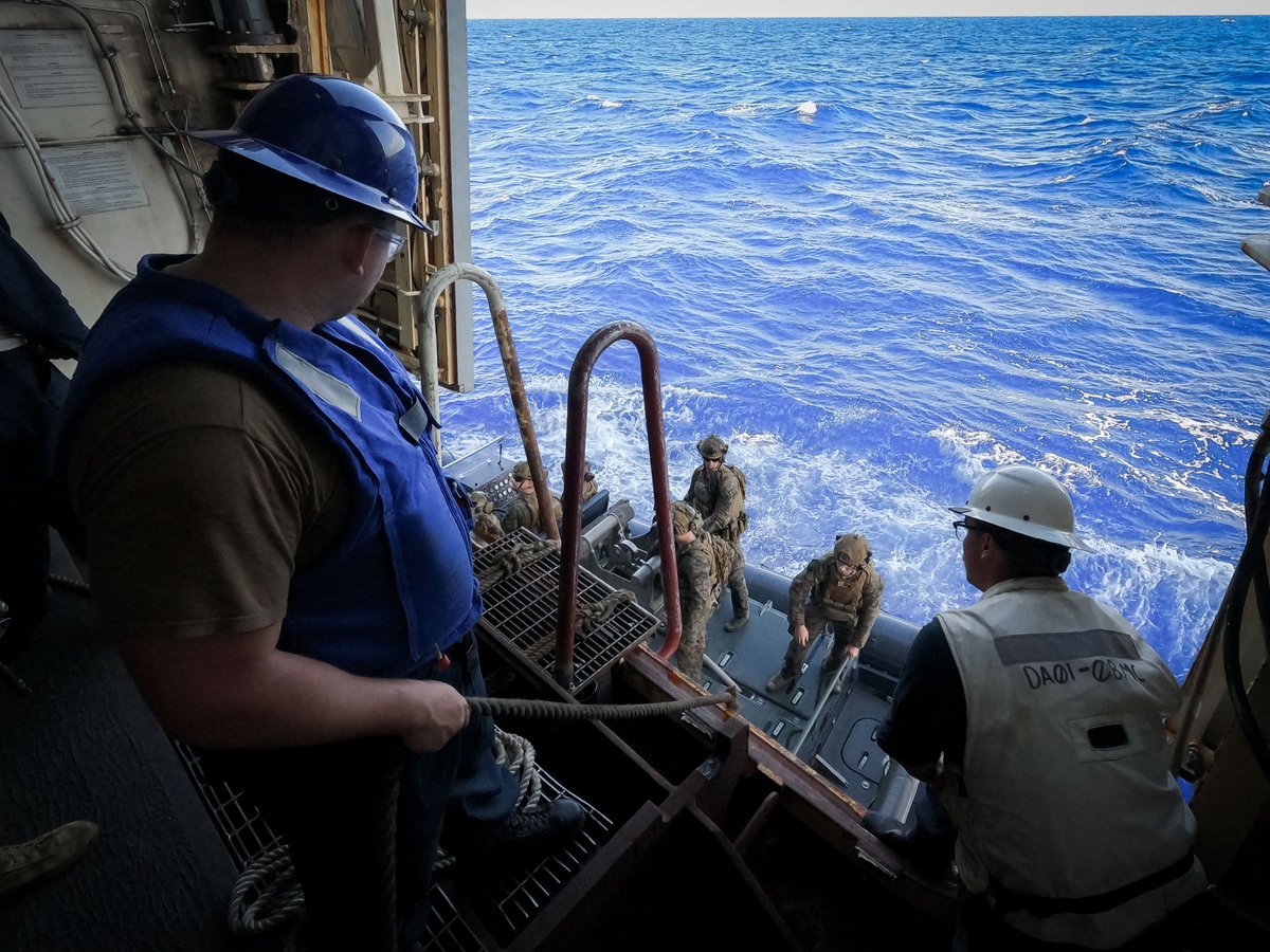 22nd_MEU's tweet image. 🤏🛥️
@USMC with #BLT36, #22ndMEUSOC transport Marines on an 11-Meter Naval Special Warfare boat to the Wasp-class amphibious assault ship @USSIwoJima, Iwo Jima Amphibious Ready Group, during #COMPTUEX, while underway in the Atlantic Ocean.
📸 by Sgt. Nathan Mitchell