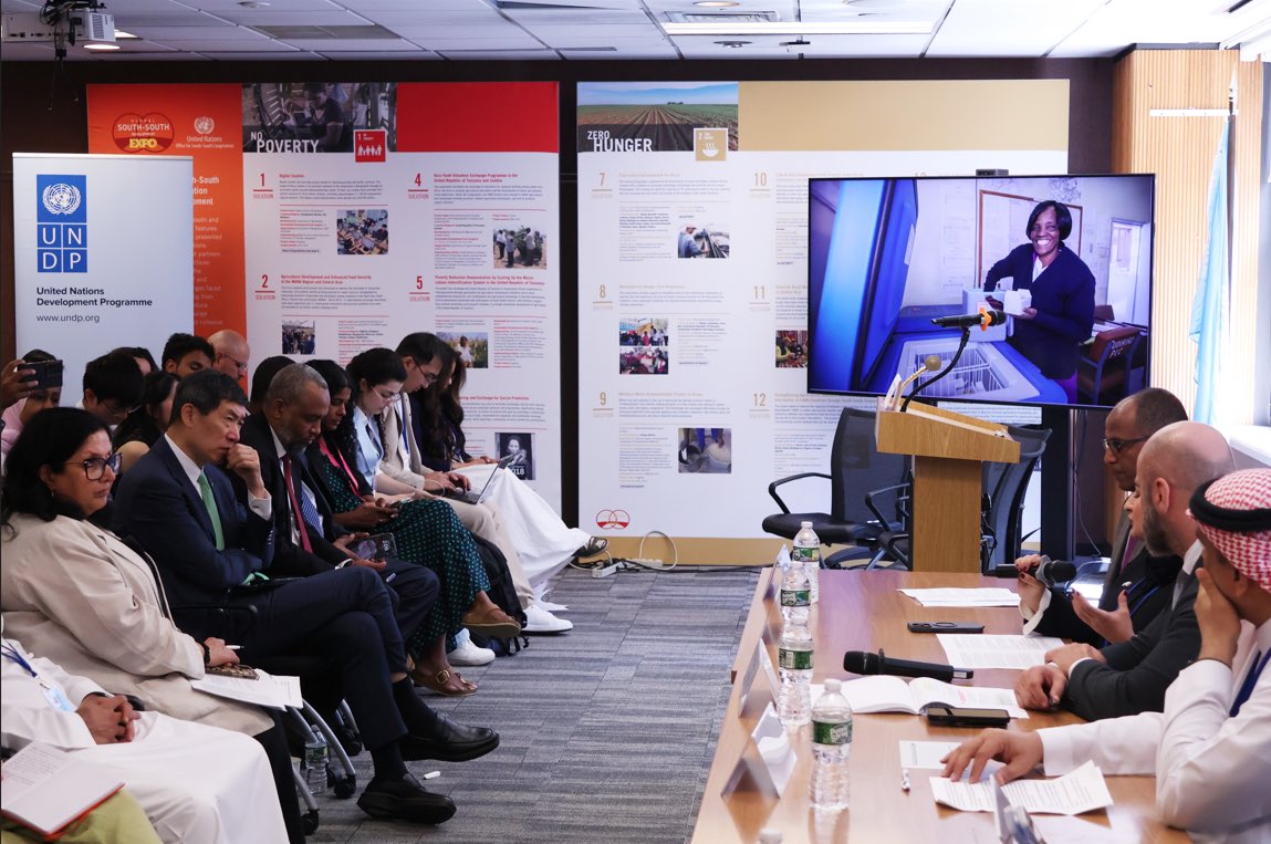 marcosathias's tweet image. Communities & local health workers in crisis face layers of fragility - beyond food insecurity, exclusion & conflict.
At the #HLPF @UNDP event, 'Restoring Health, Rebuilding Futures', we called for localized 🎯responses & partnerships to support those on the frontlines.
#SDG17