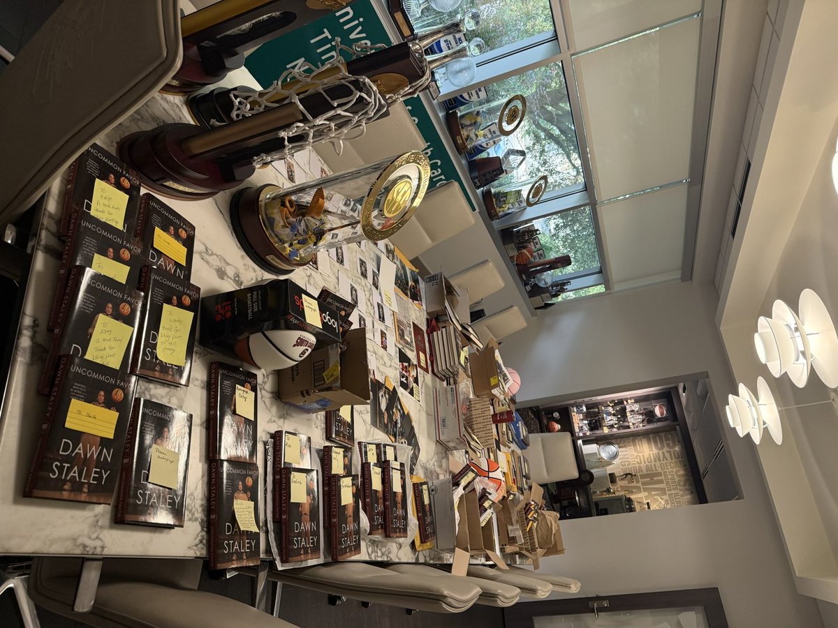 dawnstaley's tweet image. What’s good my UNCOMMON FAVOR peeps?!! I’ve been out of the office for a few days recruiting but I promise I will sign your books and get them back to you. When I tell you I’ll sign every single book I mean it! Thank you for the love and support you’ve displayed. Love up! 🥰🥰