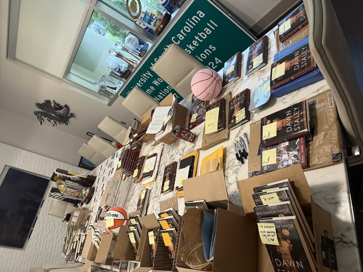 dawnstaley's tweet image. What’s good my UNCOMMON FAVOR peeps?!! I’ve been out of the office for a few days recruiting but I promise I will sign your books and get them back to you. When I tell you I’ll sign every single book I mean it! Thank you for the love and support you’ve displayed. Love up! 🥰🥰