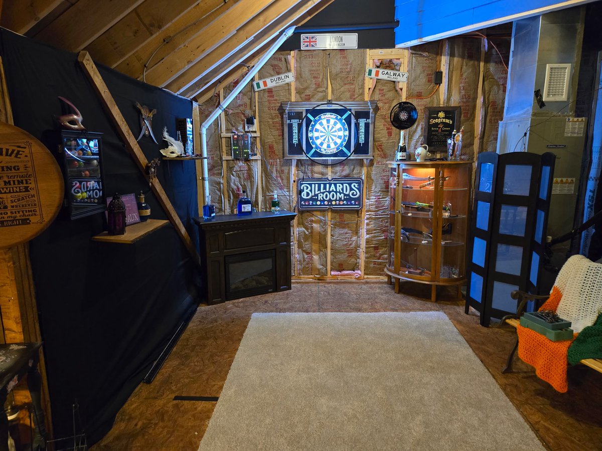 peteyburn's tweet image. My parents have been working on their attic “game room” in their new house (they left the empty nest RIP)
My dad is building a New Orleans style balcony structure to cover the HVAC
Who tryna come to the rager this summer? We will be throwing the knives