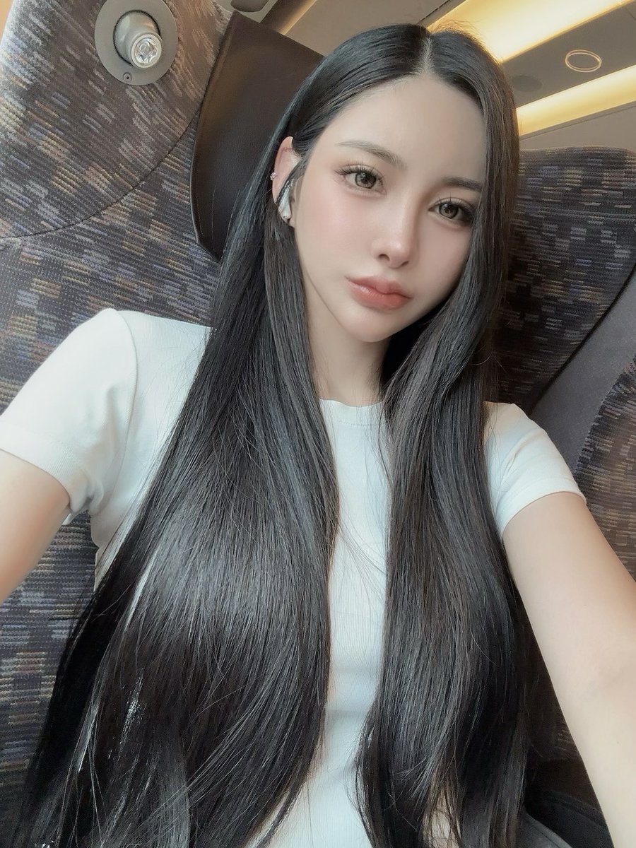 眠たくて目座ってる