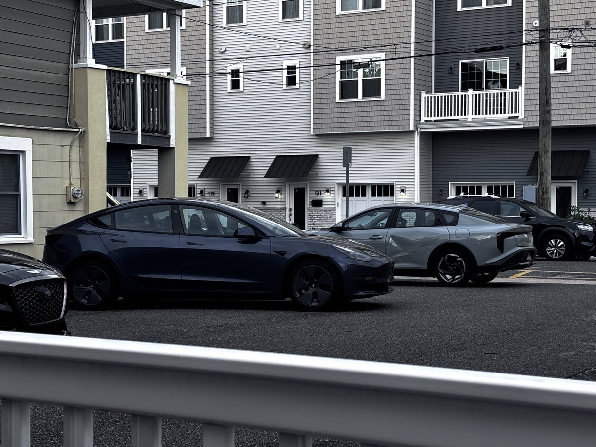 chrisrobovan's tweet image. My beautiful Model 3 next to the ugliest car of all time (Kia K4)
Which car would you rather have? 😂
Who even buys these things? Even disregarding the giant dent in the left side rear door of the Kia