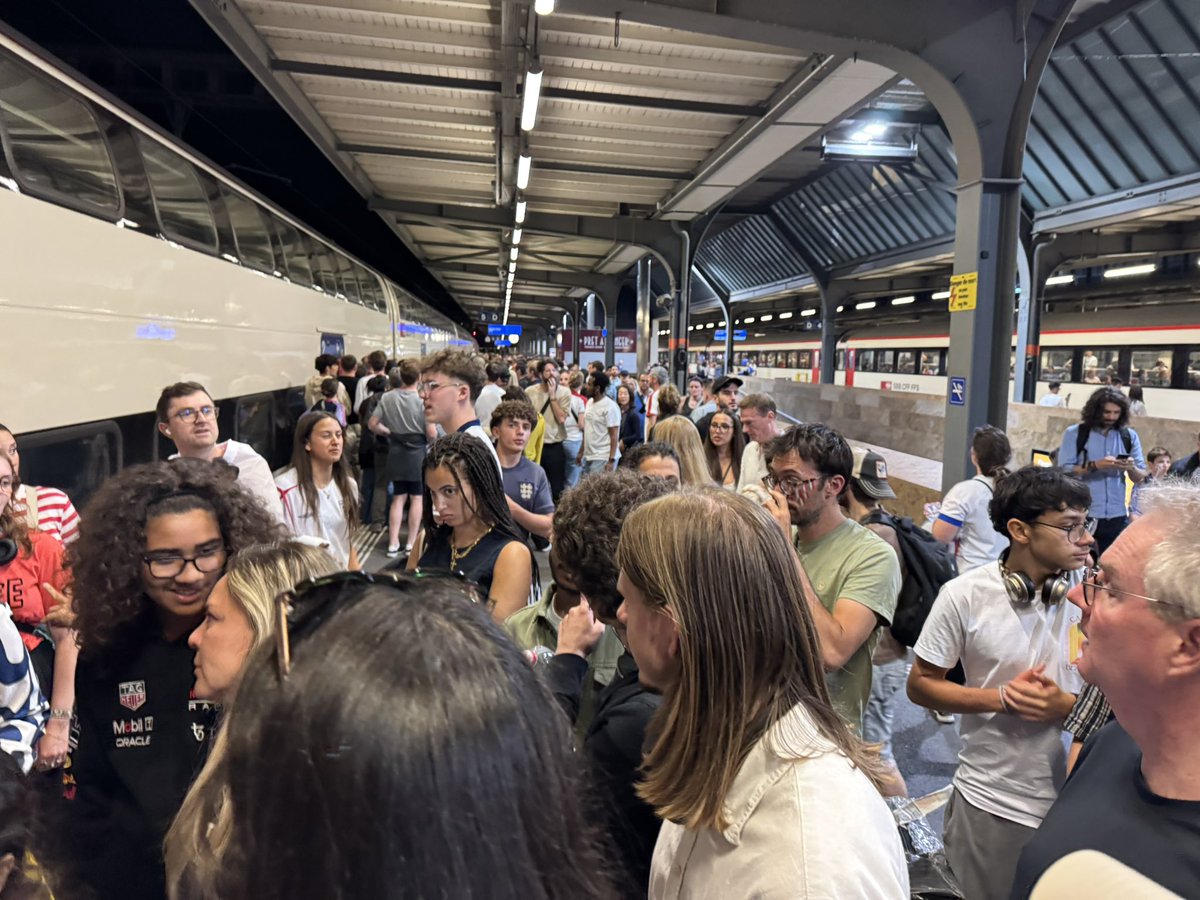 LuiGrenat's tweet photo. le bordel (c’est le mot) à Cornavin
Tu passes d’un quai à l’autre et pas de train
On te trimbale une foule @RadioTeleSuisse 
@20minutesOnline @tdgch @Lematinch @24heuresch @LeTemps Genève-Nyon plus d’une heure de stand by https://t.co/2kQQXMu35q