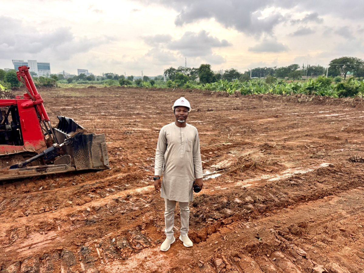 MusaGwary's tweet image. Behind me lies a vacant plot located in the heart of Abuja, Nigeria. In the coming years, this land will be transformed into a landmark architectural masterpiece the Abuja Marina Towers. May God grant us life and strength to witness the remarkable progress of this project.