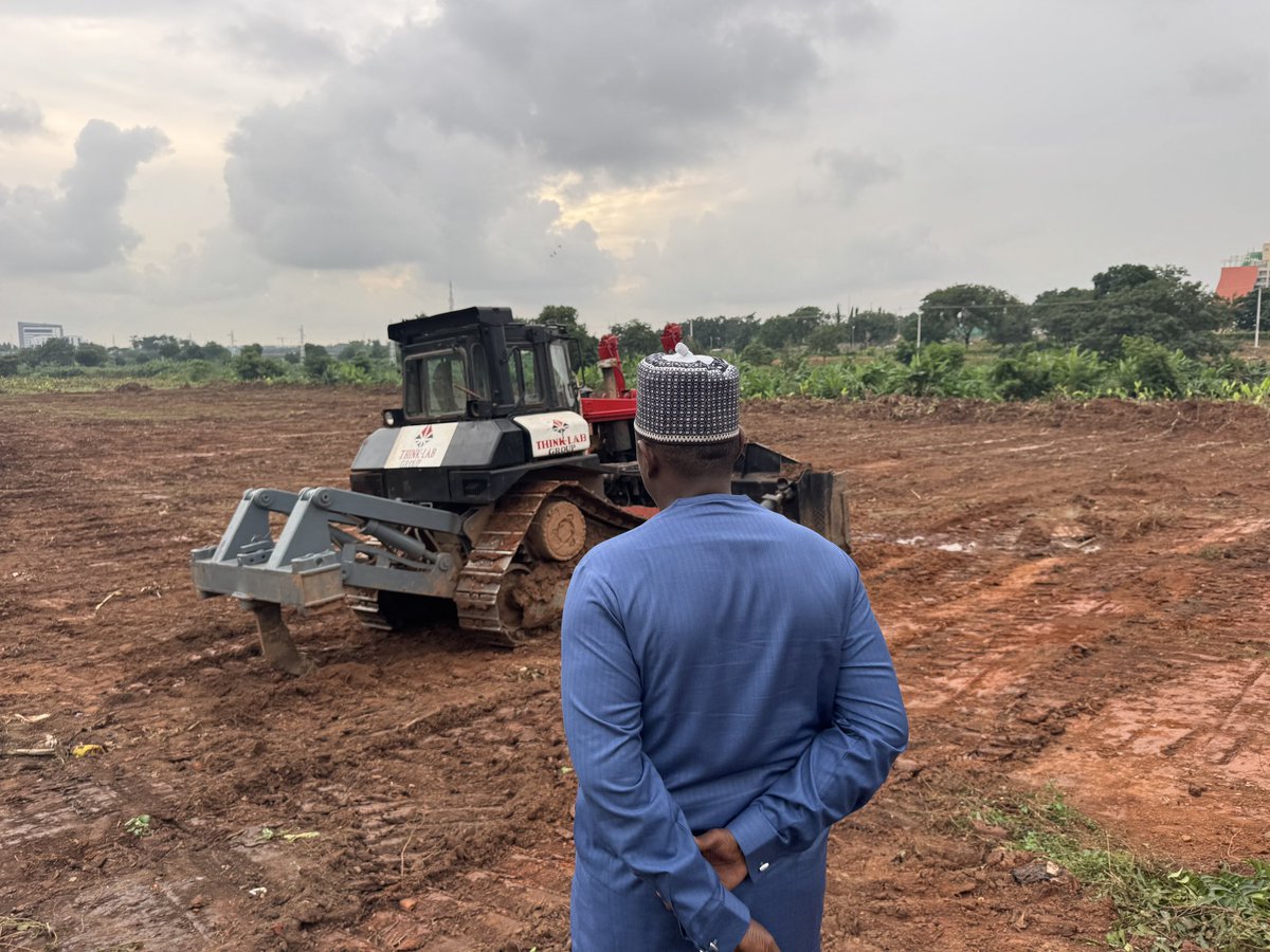 MusaGwary's tweet image. Behind me lies a vacant plot located in the heart of Abuja, Nigeria. In the coming years, this land will be transformed into a landmark architectural masterpiece the Abuja Marina Towers. May God grant us life and strength to witness the remarkable progress of this project.
