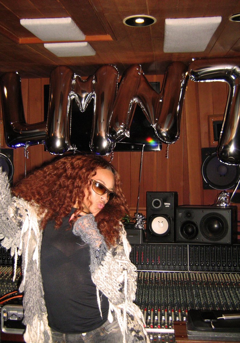 concertleaks's tweet image. Ravyn Lenae celebrates “Love Me Not” entering the top 10! 🎂🎉
She’ll be performing next Saturday at Lollapalooza from 3:40 - 4:40 on the Lakeshore stage!
