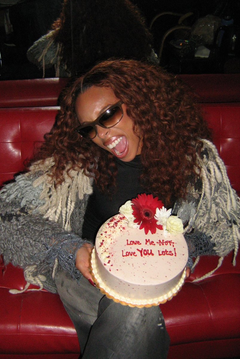 concertleaks's tweet image. Ravyn Lenae celebrates “Love Me Not” entering the top 10! 🎂🎉
She’ll be performing next Saturday at Lollapalooza from 3:40 - 4:40 on the Lakeshore stage!