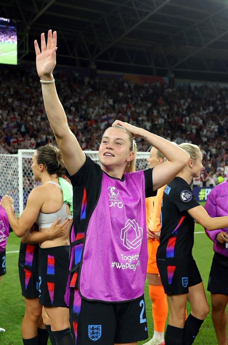 Mariano73178345's tweet image. Alessia greeting her family after reaching the Euro final 🖐🏼😀🥰🥺💜