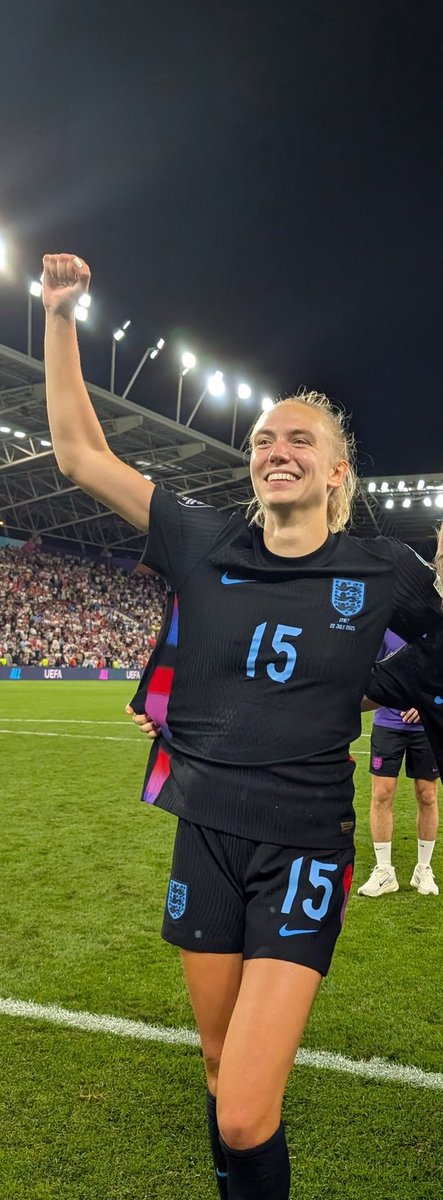 _tomarch's tweet photo. Praise will go to Chloe Kelly and Michelle and rightfully so🙌

But I thought Esme Morgan was absolutely immense tonight, looked very comfortable on the ball, stopped a few counter attacks, all round brilliant game 🔥 
My potm aswell 

#WEURO2025 #ENGvsITALY https://t.co/DorR8W18yc