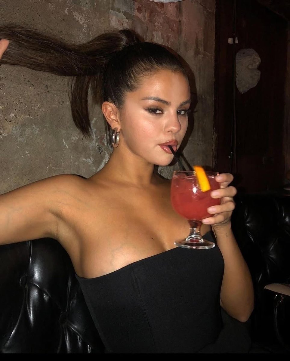 HBD to Selena Gomez, who turns 33 today 🎈
