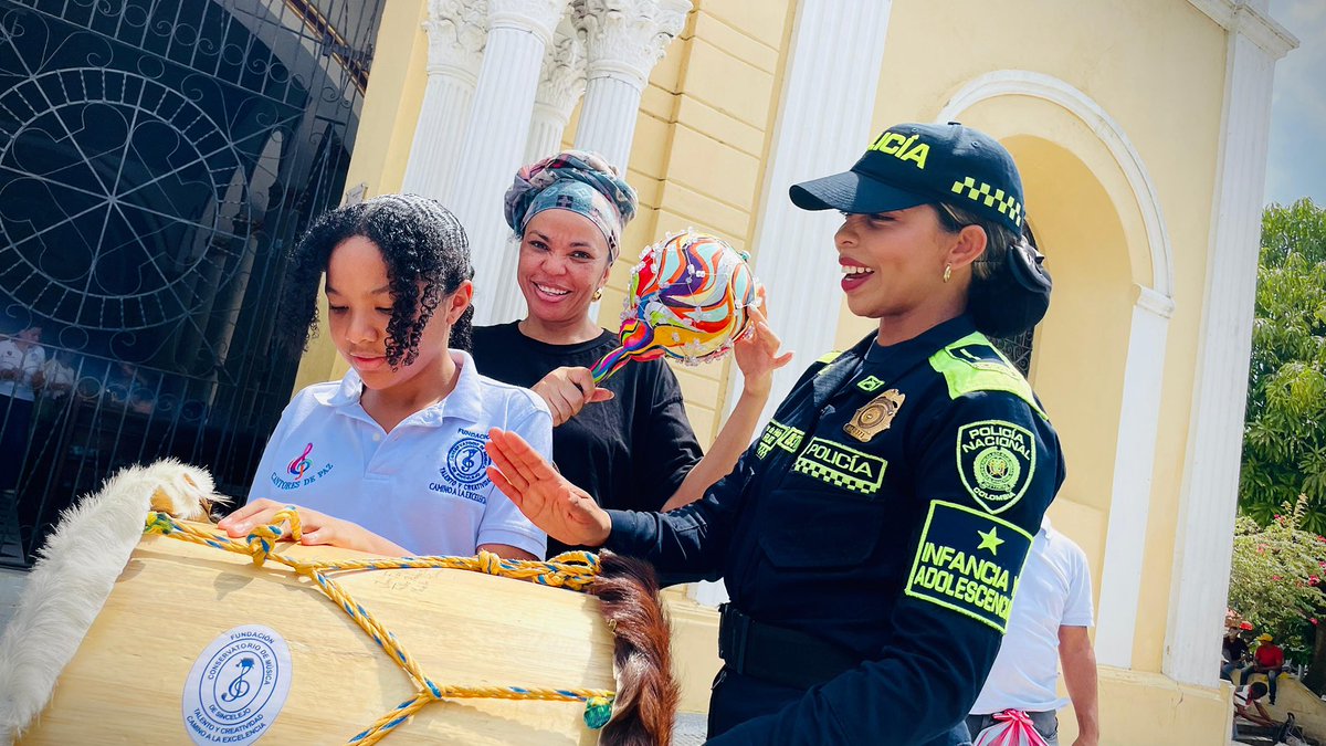 SucrePolicia's tweet photo. 👮‍♂️✨ @ProteccionPonal siempre al lado tuyo.

Trabajamos por tu bienestar, cuidando entornos escolares, patrimoniales, ambientales y comunitarios.
📍 ¡Estamos donde más nos necesitas!

#SiempreAlLadoTuyo
#ProtecciónYServiciosEspeciales https://t.co/AuYRscjuFF