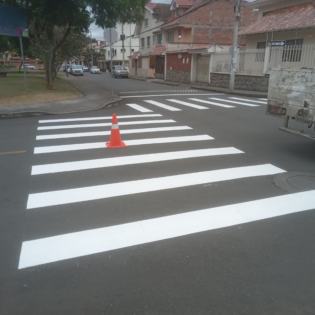 EMOV EP Cuenca (@emov_ep) on Twitter photo 👨🏻🎨Realizamos trabajos de mantenimiento en los cruces peatonales de las vías del área de influencia del Parque La Prensa.
✅Marcas viales visibles y en buen estado salvan vidas.
🚶🏻¡Cuidamos cada cruce, cuidamos a quienes transitan!
<a href="/czamoramatute/">Cristian Zamora M</a>
<a href="/MunicipioCuenca/">Municipio Cuenca</a> 👨🏻🎨Realizamos trabajos de mantenimiento en los cruces peatonales de las vías del área de influencia del Parque La Prensa.
✅Marcas viales visibles y en buen estado salvan vidas.
🚶🏻¡Cuidamos cada cruce, cuidamos a quienes transitan!
<a href="/czamoramatute/">Cristian Zamora M</a>
<a href="/MunicipioCuenca/">Municipio Cuenca</a>
