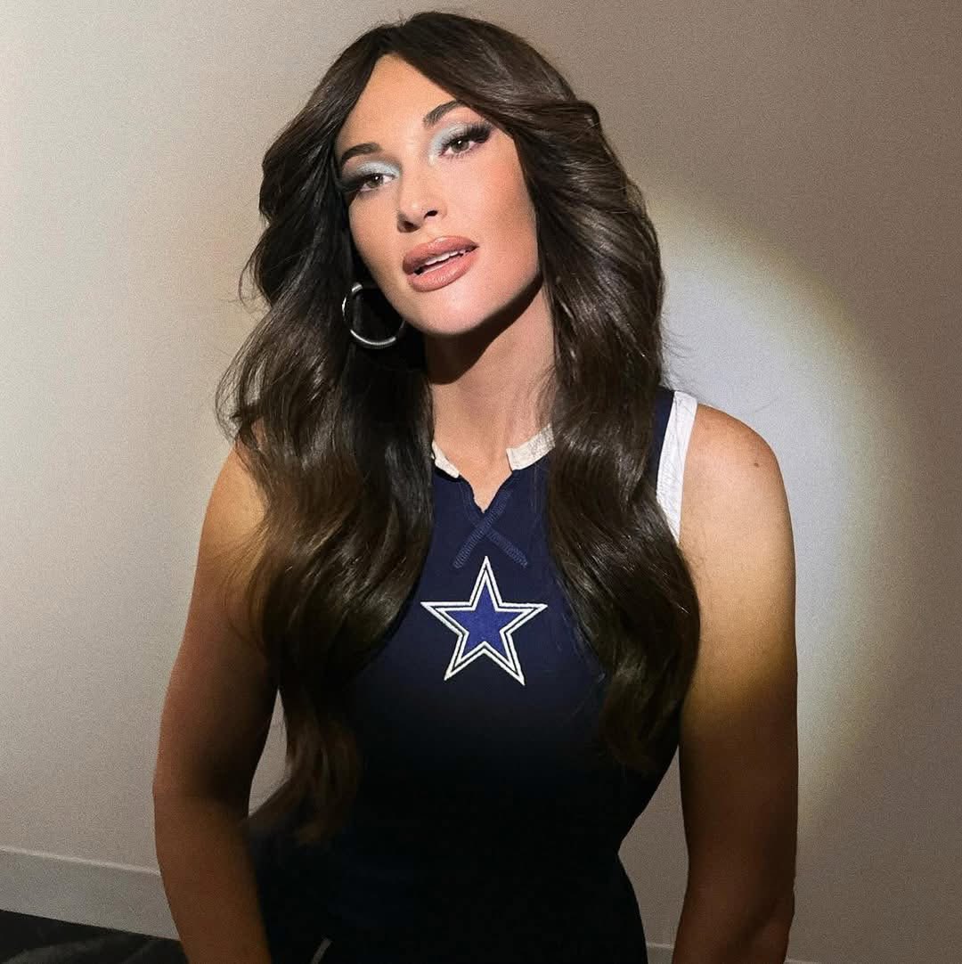 sugarGSP's tweet image. And the first ever “Honorary Doll of the Month” goes to…
@KaceyMusgraves