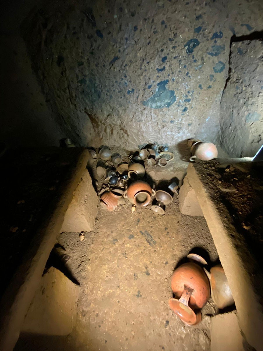 archaeologymag's tweet image. At the Italian site of San Giuliano, a team has unearthed a rare intact and sealed Etruscan tomb, which dates to around 400 B.C, in a chamber shaped like a house holding four individuals lying on carved stone beds and surrounded by over 110 artifacts.
archaeology.org/news/2025/07/1…