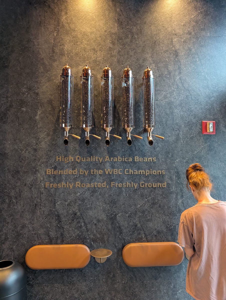 Kevin2600's tweet image. Luckin Coffee shop in New York ;)