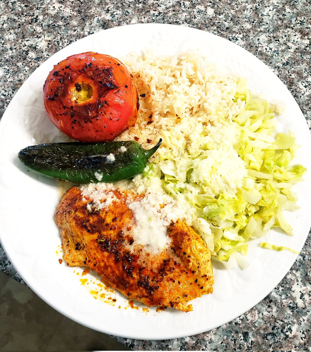 Pedro__Iniguez's tweet image. Today: grilled chicken, rice, chopped lettuce, roast tomato and jalapeño, with garlic sauce.