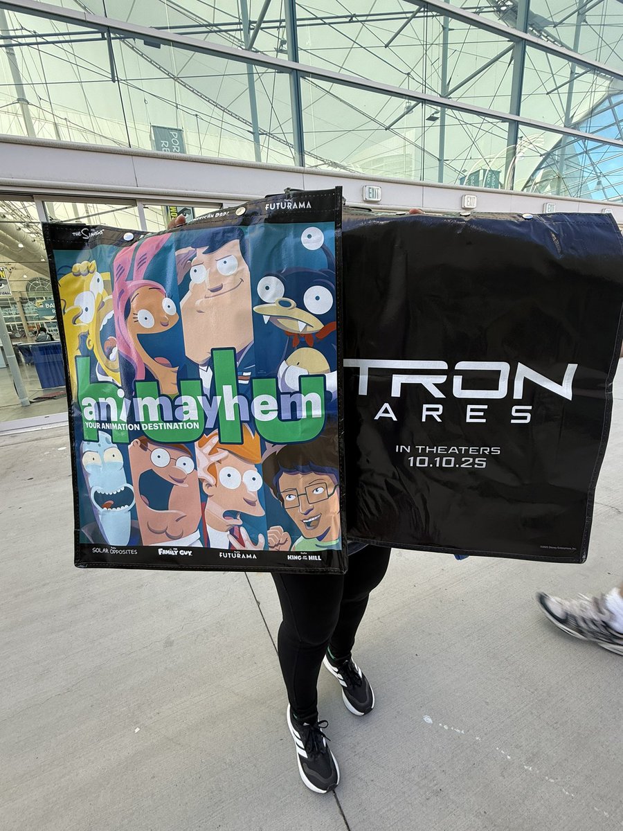ParksAndCons's tweet image. Currently no wait for bag, lanyard and program pick up #SDCC