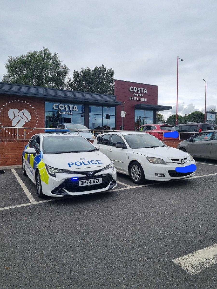 StechfordWMP's tweet image. PC Owen has been out supporting @Trafficwmp this morning. PC Owen sighted this vehicle whilst out on patrol which contained a wanted male for failing to appear at court for traffic offences. Driver arrested and booked in to custody馃殦鉁咃笍
#arrest #trafficstop