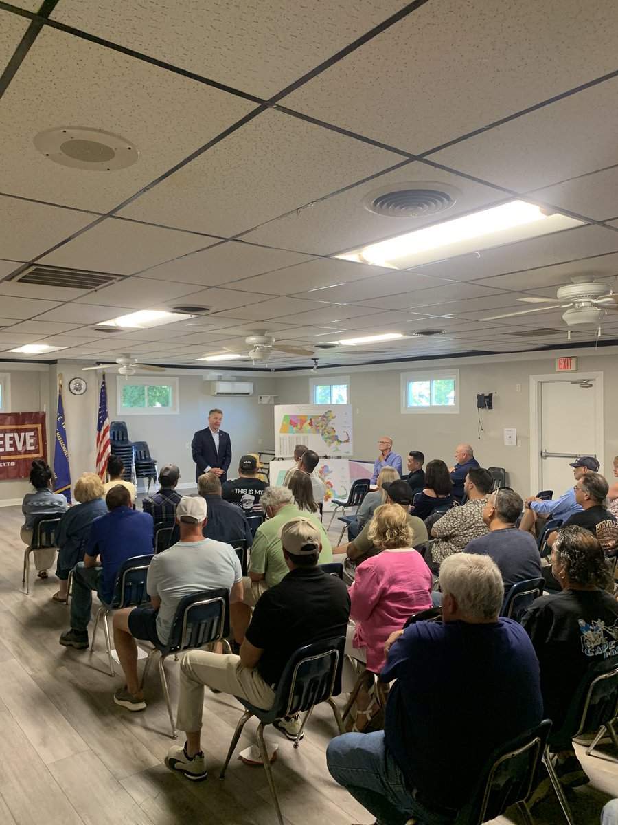ShortsleeveMA's tweet image. Another packed night on the campaign trail! #magov #mapoli