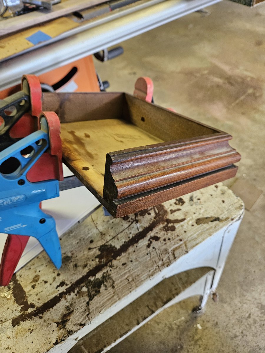 EdsPurgatory's tweet image. My latest project. 2 wooden boxes. The tops were broken so I made new tops. I have to refinish the bottom sections, stain and varnish. I hope to give them to the girls for Christmas this year.