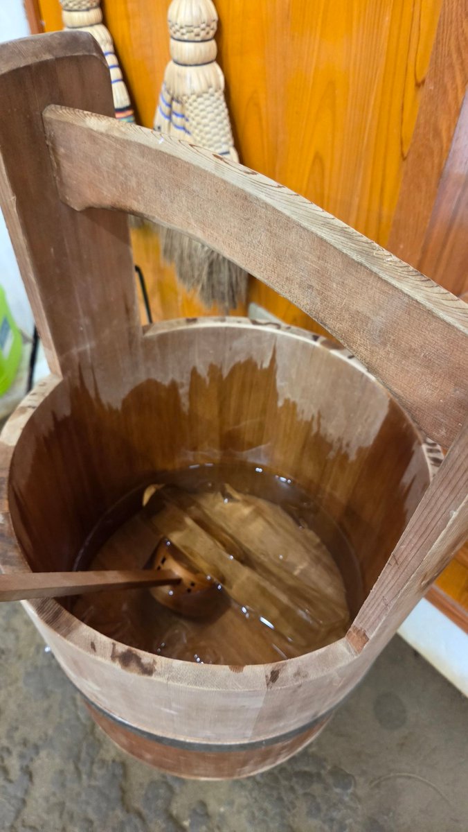 k_mohumohu's tweet image. 先週の合宿のとき、桶と柄杓あったから氷塊と水買い足したんだけど、こういうの雰囲気あってよくない？