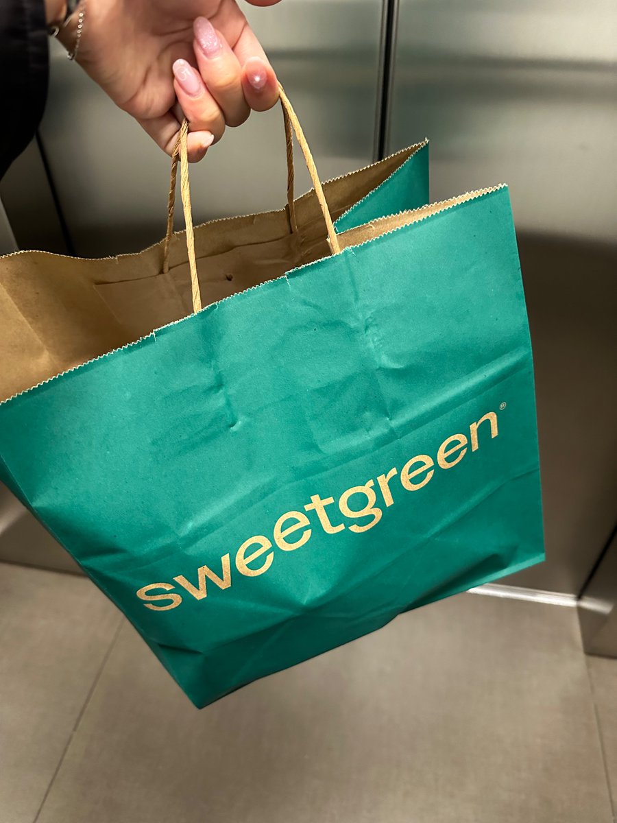 soohyun (@so0hyuny) on Twitter photo i love being a tech bro power walking to sweetgreens for lunch 🙂↕️ i love being a tech bro power walking to sweetgreens for lunch 🙂↕️