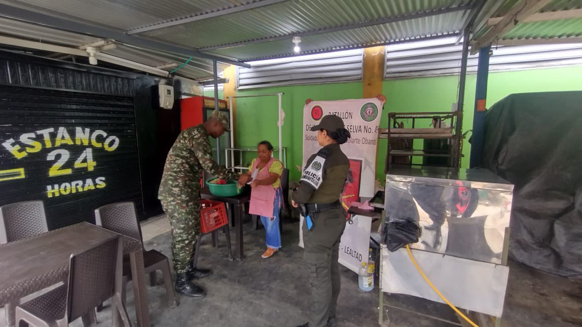 Ejercito_Div6's tweet image. El Batallón de Infantería de Selva N.º 49 de la #Brigada27, en coordinación con @PoliciaDepuy, realizó diseminación de 45 volantes en el barrio Centro de Puerto Leguízamo, promoviendo el sometimiento voluntario de integrantes de GAO y fortaleciendo la imagen institucional.…