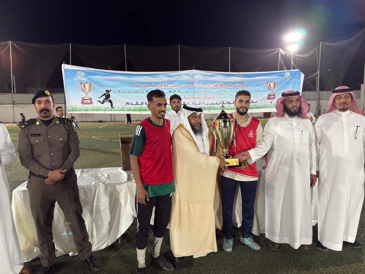 godaid_t's tweet photo. 🏆كأس بطل البطولة / فريق الإعصار  بقيادة الكابتن عبدالعزيز قناع القريقري  .
🏆 كأس أفضل لاعب /  عبدالعزيز قناع القريقري  
🏆كأس هداف البطولة / سعود محمد الفارسي 
🏆 كأس أفضل حارس / عطالله منيع الله الفارسي . https://t.co/NfHHyYIUBL