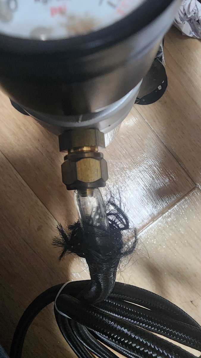 happaHAHAHAHA's tweet image. 朝からコンプレッサーと別企画のエアブラシを接続する作業をしてしまった…。