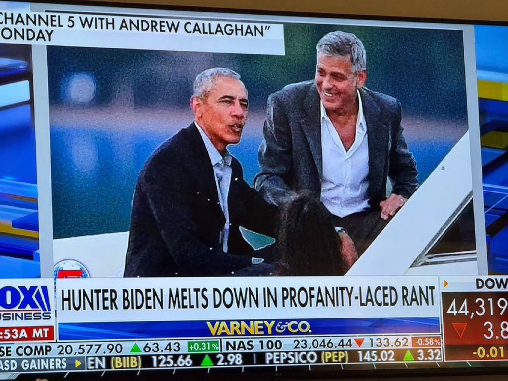 ultrapepemqtter's tweet image. OMG! Hunter talking about Cloney and that he is good friends with Obama and this picture pops up!!!!! (See the back of the head of that little girl)….