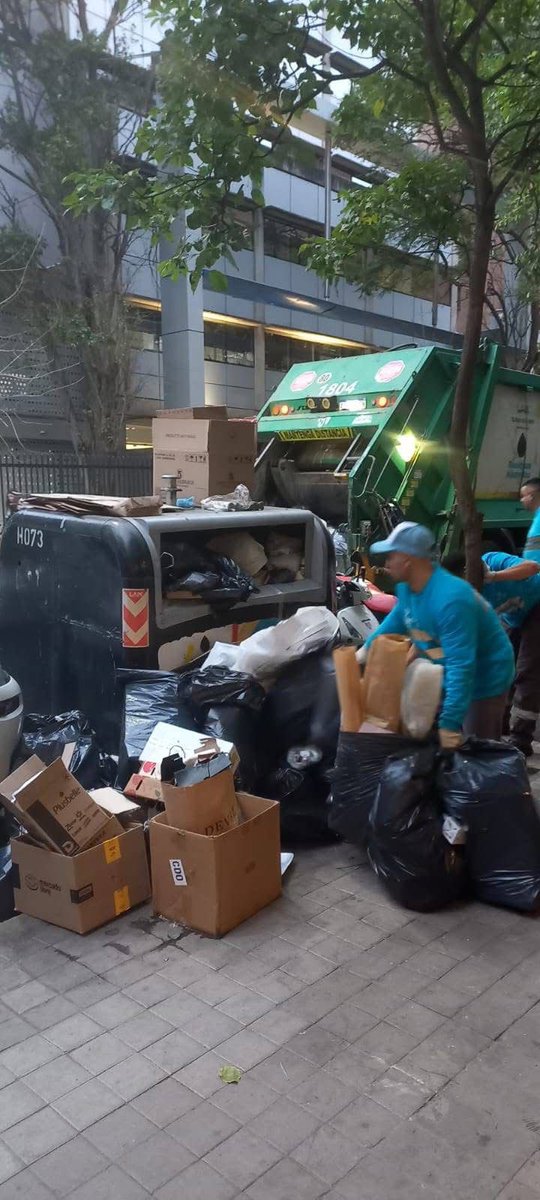 Postal de hoy, de 6 bilaterales funciona uno NO MIENTAN MÁS!  Los trabajadores a mano levantando  como pueden los residuos <a href="/EnteMetropolCba/">Ente Metropolitano Córdoba</a> RODRIGO FERNANDES, <a href="/AmbienteMuniCba/">Córdoba Sustentable</a>  MENTIROSO!