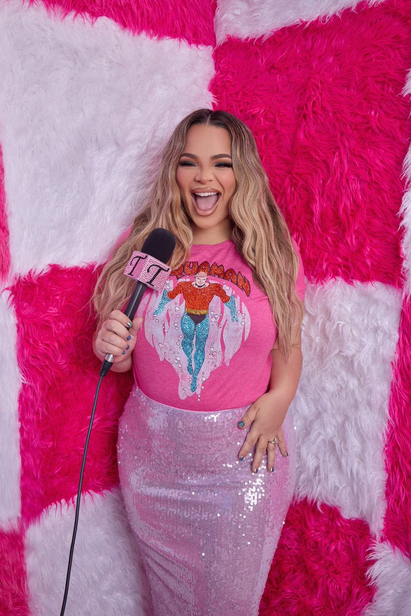 TomMCJL's tweet image. Trisha Paytas says she loved 'ZACK SNYDERS JUSTICE LEAGUE'
"We watched the original 2017 one & I was like we need to watch that 300 hour one...It was so long & I was like, I love every minute of it"
She's now welcomed her third daughter, Aquaman Moses Paytas-Hacmon 💥🔱