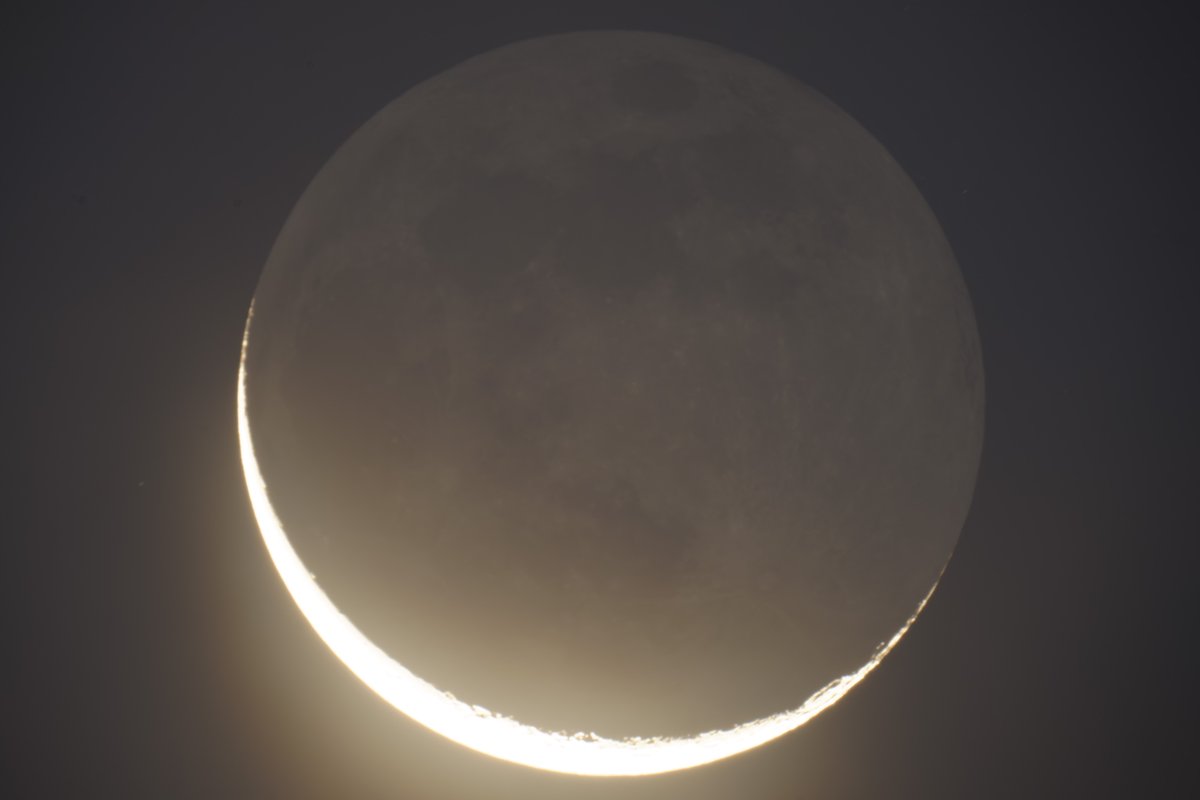 moonsystem's tweet image. 2025-07-23 03:53 #旧暦六月二十八日
#二十八夜月 #地球照
月の出は雲に阻まれ雲を越えて昇るのを待っていましたが月を追うように雲も移動して来ます。
薄雲の中での地球照撮影は13秒露光でシンチレーションで少し歪んでいます。
@MoonHourSocial #MoonHour™