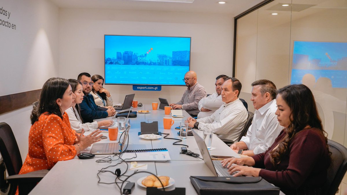 NeryRodas's tweet image. Hoy nos reunimos con representantes del sector privado, empresarial y exportador para socializar la iniciativa 6515, que impulsa una transformación digital profunda en el Estado.
Guatemala no puede seguir operando con trámites del siglo pasado. ¡Es hora de avanzar!