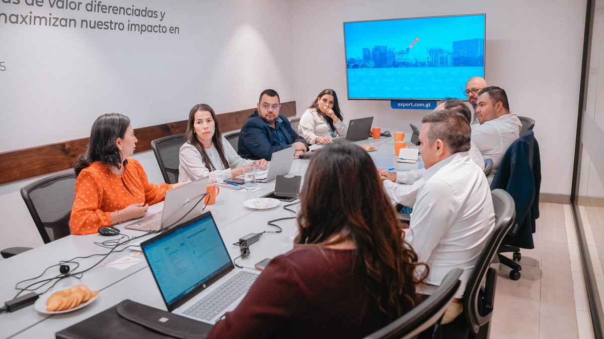 NeryRodas's tweet image. Hoy nos reunimos con representantes del sector privado, empresarial y exportador para socializar la iniciativa 6515, que impulsa una transformación digital profunda en el Estado.
Guatemala no puede seguir operando con trámites del siglo pasado. ¡Es hora de avanzar!