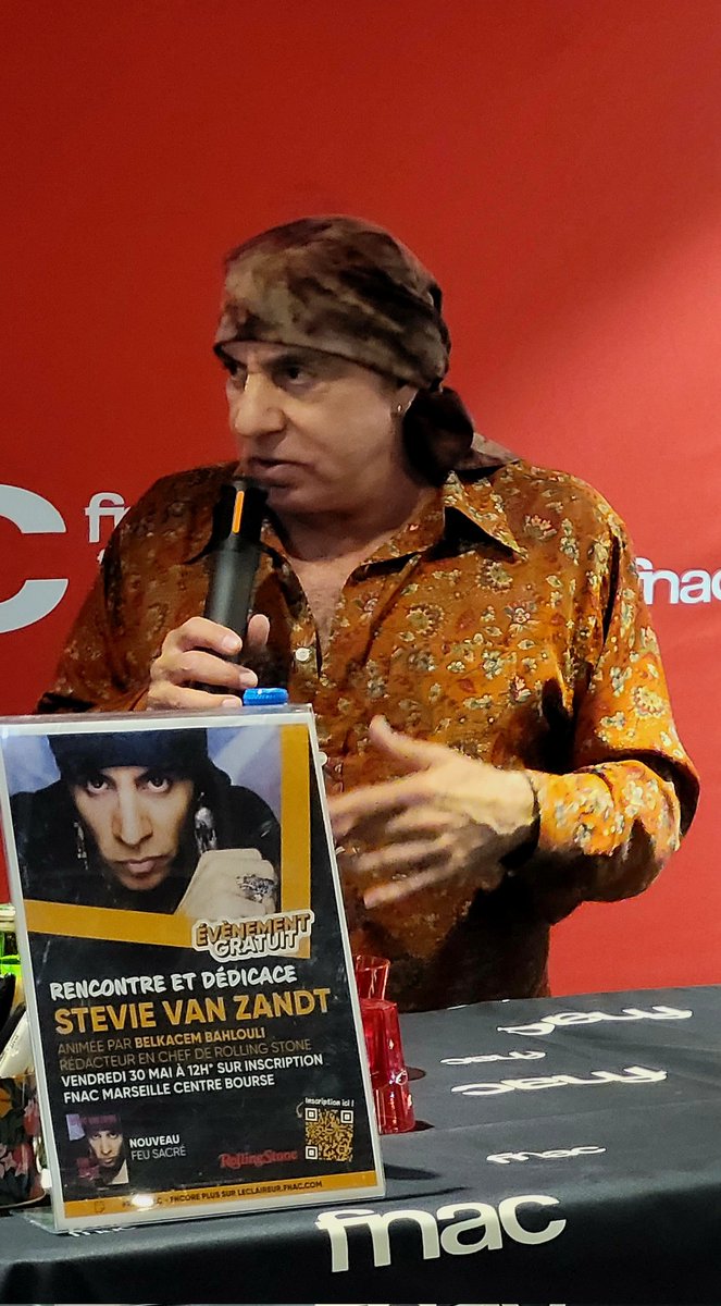 Delmedkenobi's tweet image. Hi @StevieVanZandt
Many thanks for your wonderful book. I read it like a detective novel. And I would vote without hesitation for the program presented at the end of the book.
Best regards from France to @MVZaGoGo and you.