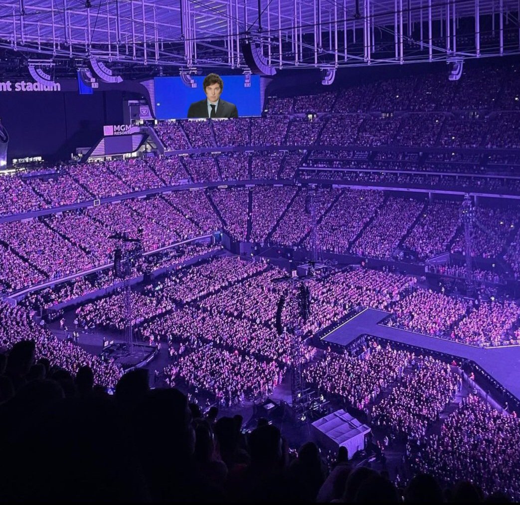 Trumperizar's tweet image. 馃毃 120.000 personas en este momento en La Derecha Fest esperando la presentaci贸n de Milei.
Feo d铆a para los mandriles.