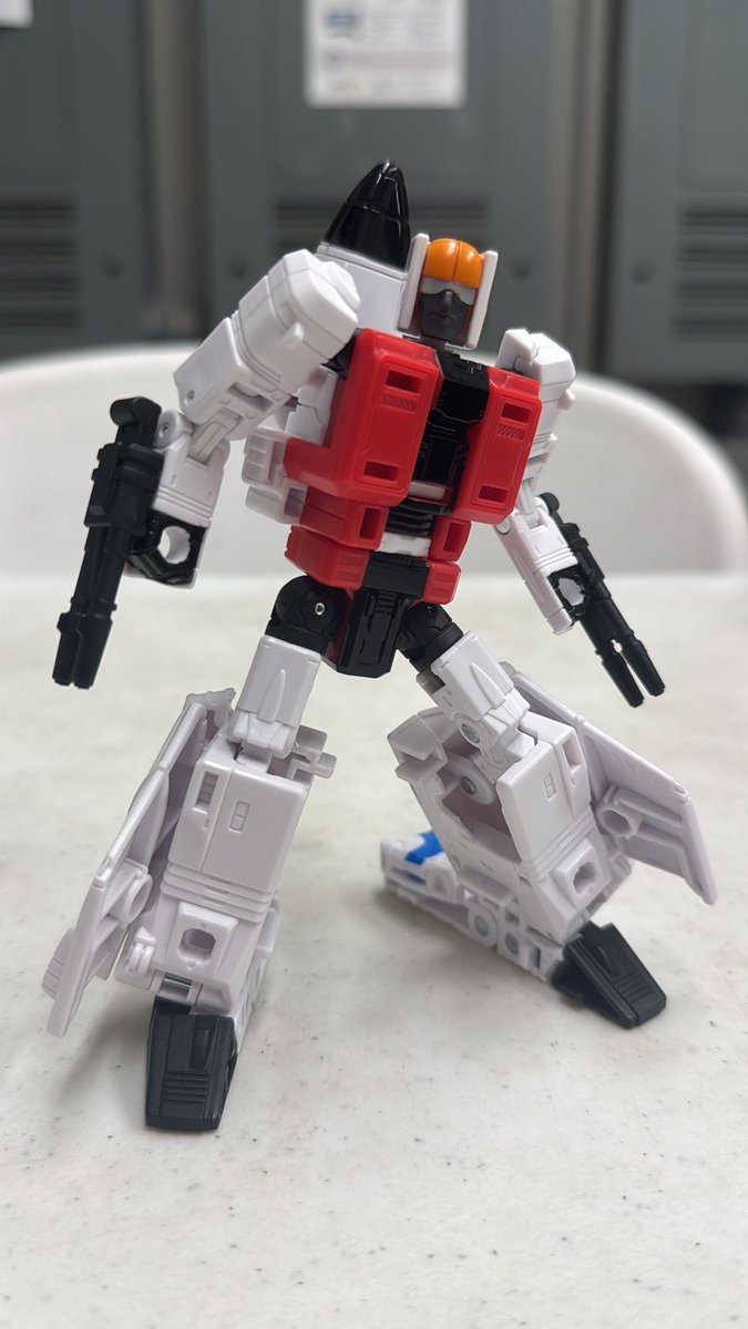 R1OTDKM's tweet image. Transformers Age of the Primes custom Slingshot! I didn’t like the orange face and glasses so I went with a dark grey (it is much brighter in person). I also painted the cockpit blue because pretty and finished the black line along the back of the vehicle.